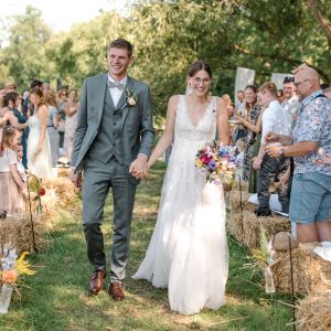 glueckliches brautpaar beim auszug von der freien traunung bei der hochzeit in karlsruhe